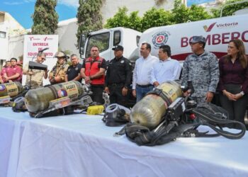 Entrega Lalo Gattás nuevo camión de bomberos y equipamiento a Protección Civil.