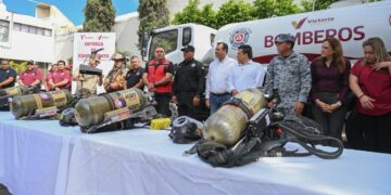 Entrega Lalo Gattás nuevo camión de bomberos y equipamiento a Protección Civil.