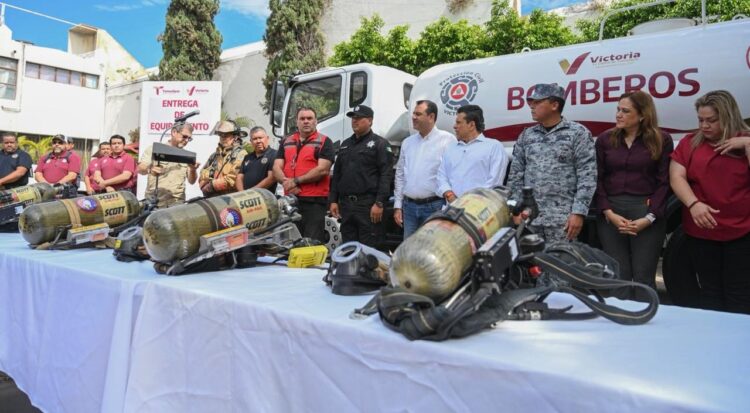 Entrega Lalo Gattás nuevo camión de bomberos y equipamiento a Protección Civil.