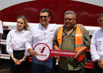 Entrega Lalo Gattás nueva unidad de recolección de basura y anuncia adquisición de dos más.