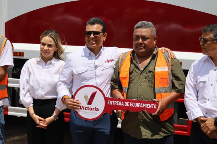 Entrega Lalo Gattás nueva unidad de recolección de basura y anuncia adquisición de dos más.
