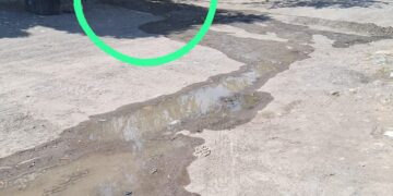 Insoportable! vecinos denuncian fétidos olores por fuga de drenaje en la Mariano Matamoros