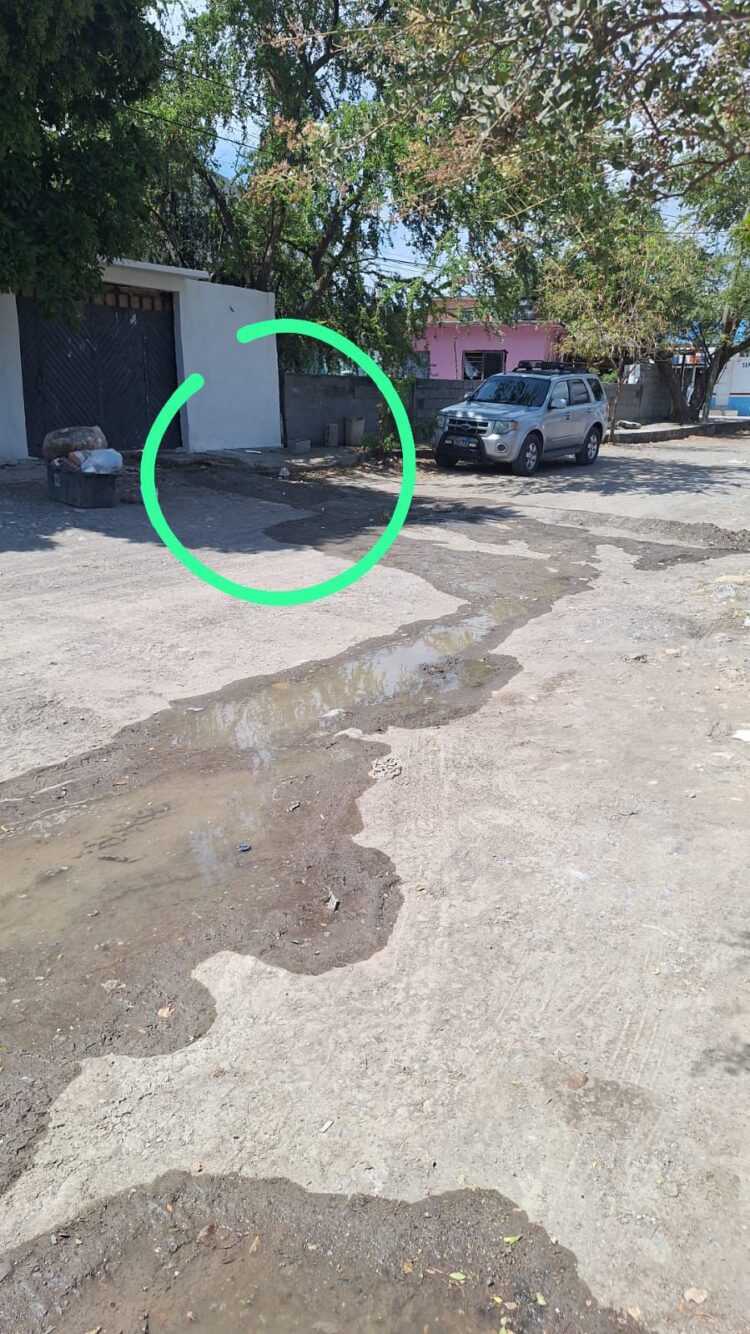 Insoportable! vecinos denuncian fétidos olores por fuga de drenaje en la Mariano Matamoros