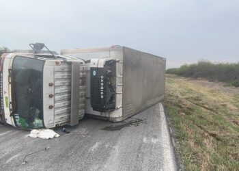 Alerta: Suspenden circulación en la Carretera Federal 101 por volcadura en Padilla