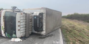 Alerta: Suspenden circulación en la Carretera Federal 101 por volcadura en Padilla