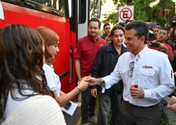 Entrega Lalo Gattás tarjetas de transporte escolar gratuito.