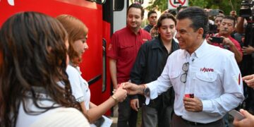 Entrega Lalo Gattás tarjetas de transporte escolar gratuito.