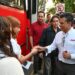 Entrega Lalo Gattás tarjetas de transporte escolar gratuito.