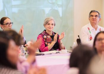 *Dialogan Américo y María de Villarreal con habitantes de los polígonos de atención de Lazos del Bienestar*