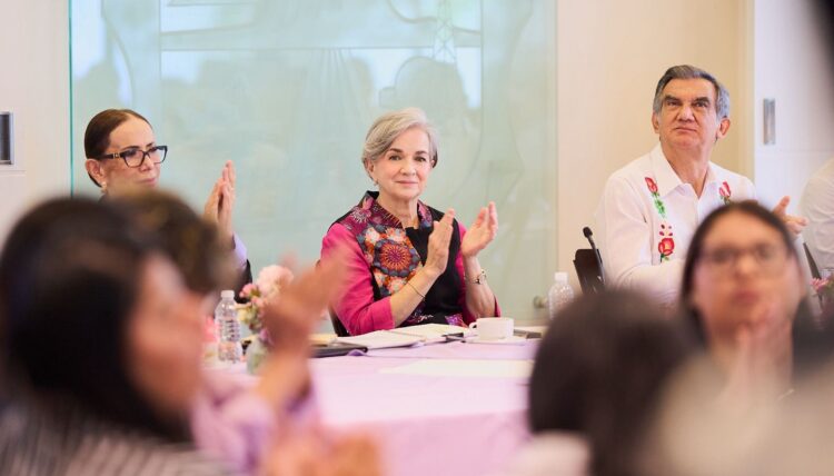*Dialogan Américo y María de Villarreal con habitantes de los polígonos de atención de Lazos del Bienestar*