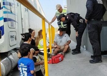 Operador de tractocamión se desvanece en carretera; Guardia Estatal brinda auxilio en González