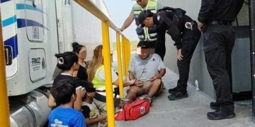 Operador de tractocamión se desvanece en carretera; Guardia Estatal brinda auxilio en González