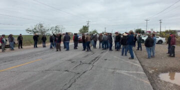 Productores bloquean carretera Victoria–Matamoros en San Fernando