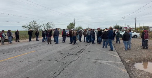 Productores bloquean carretera Victoria–Matamoros en San Fernando