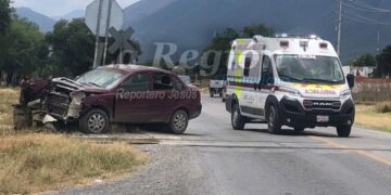 Tren embiste auto en Ciudad Victoria: familia sobrevive de milagro en km 21 Victoria-Mante