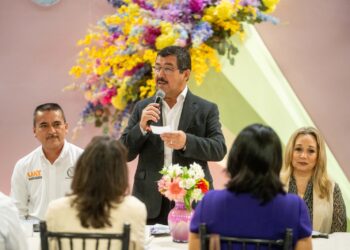 Dámaso Anaya reconoce la labor de las madres trabajadoras de la UAT