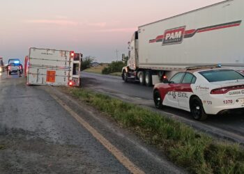 Volcadura de tráiler provoca cierre parcial en la Carretera Nuevo Laredo-Monterrey