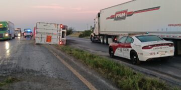 Volcadura de tráiler provoca cierre parcial en la Carretera Nuevo Laredo-Monterrey