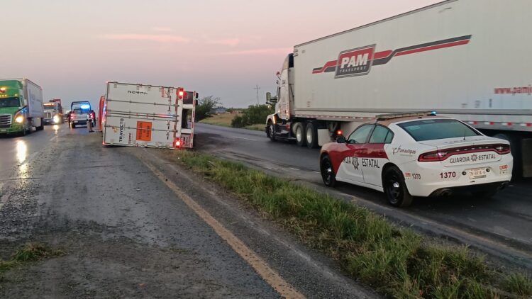 Volcadura de tráiler provoca cierre parcial en la Carretera Nuevo Laredo-Monterrey