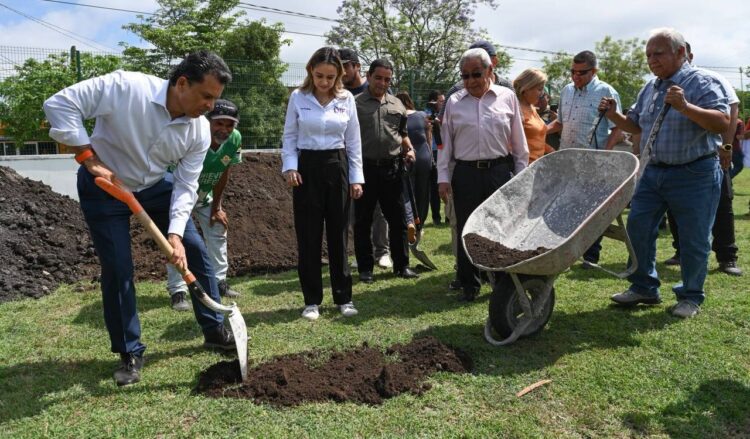 Arranca Lalo Gattás remodelación del parque de softbol de la Miguel Alemán.