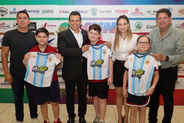 Uniforman Lucy y Lalo Gattás a selecciones del Mundialito DIF Victoria 2026.
