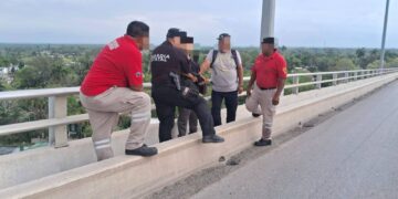 En Tampico: ¡Drama en el Puente Tampico! Evitan tragedia de último momento
