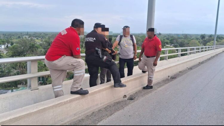 En Tampico: ¡Drama en el Puente Tampico! Evitan tragedia de último momento