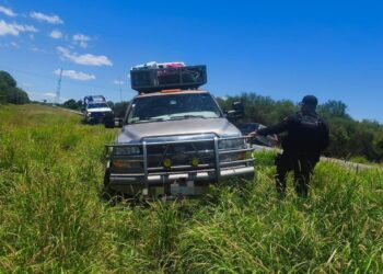 Guardia Estatal auxilia a conductor varado en tramo carretero de Padilla