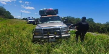 Guardia Estatal auxilia a conductor varado en tramo carretero de Padilla