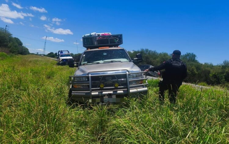 Guardia Estatal auxilia a conductor varado en tramo carretero de Padilla