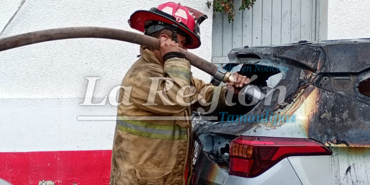 ¡Le prende fuego a la camioneta y termina pidiendo ayuda al 911!