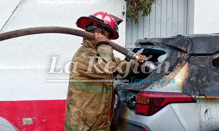 ¡LE PRENDE FUEGO A LA CAMIONETA Y TERMINA PIDIENDO AYUDA AL 911!
