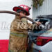 ¡Le prende fuego a la camioneta y termina pidiendo ayuda al 911!