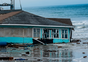 ¡El mar arrasa! colapsa restaurante en playa Bagdad y desata pánico