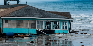 ¡El mar arrasa! colapsa restaurante en playa Bagdad y desata pánico
