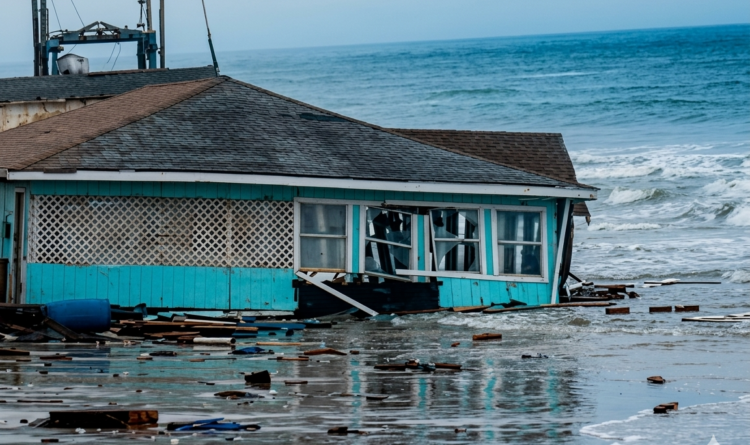 ¡El mar arrasa! colapsa restaurante en playa Bagdad y desata pánico