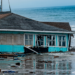 ¡El mar arrasa! colapsa restaurante en playa Bagdad y desata pánico