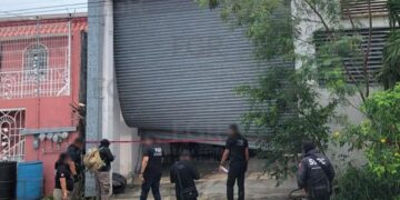 Autoridades federales decomisaron unidades con blindaje de agencia, cartuchos y un inmueble en la colonia Campestre