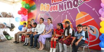 Festejan Lucy y Lalo a niñas y niños en su día.