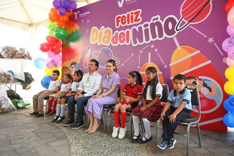 Festejan Lucy y Lalo a niñas y niños en su día.