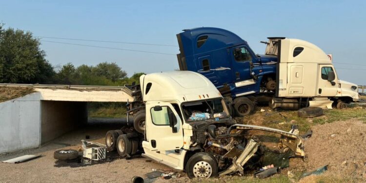 Trailero provoca accidente por conducir cansado en carretera Victoria-Monterrey