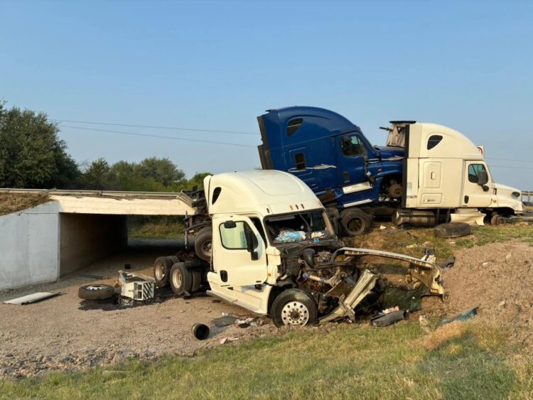Trailero provoca accidente por conducir cansado en carretera Victoria-Monterrey