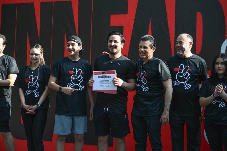 Participan Lucy y Lalo en carrera con causa del IVJUVE.