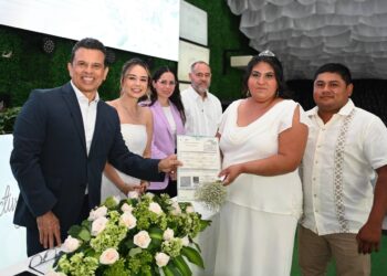 Apadrinan Lucy y Lalo Gattás a 72 matrimonios en ceremonia colectiva del DIF.