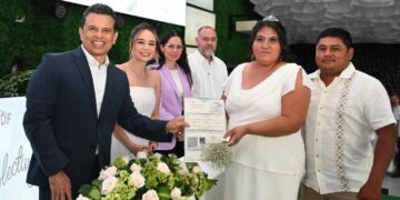 Apadrinan Lucy y Lalo Gattás a 72 matrimonios en ceremonia colectiva del DIF.