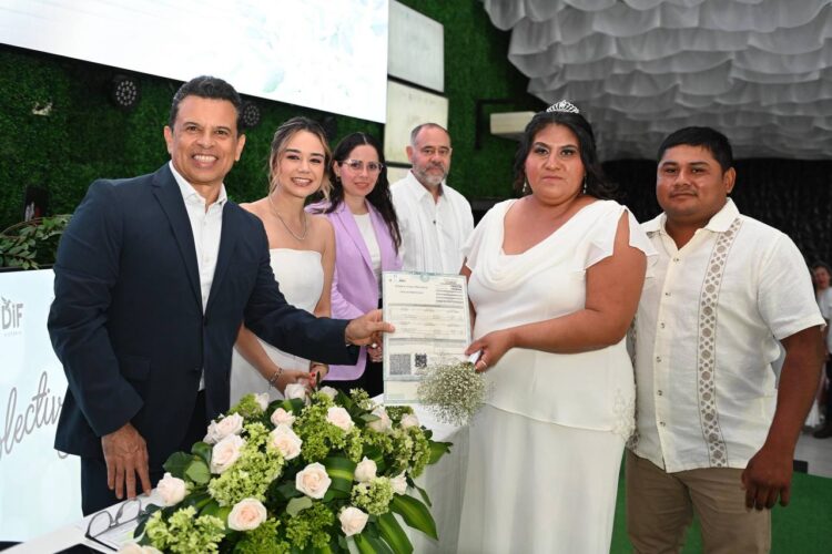 Apadrinan Lucy y Lalo Gattás a 72 matrimonios en ceremonia colectiva del DIF.