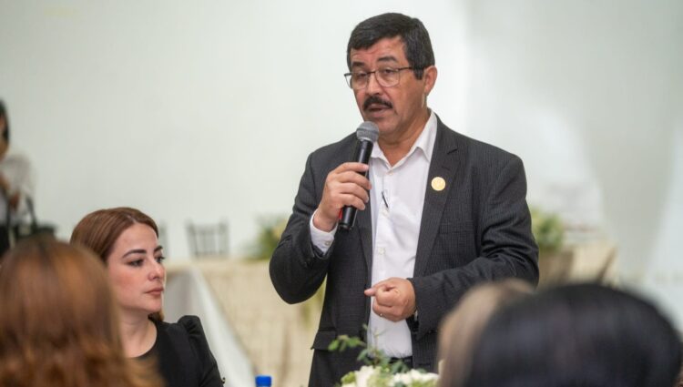 Festejan a maestros de Familia UAT