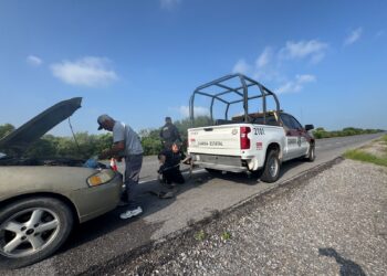 Guardia Estatal auxilia a conductor varado por falla mecánica en carretera de Güémez
