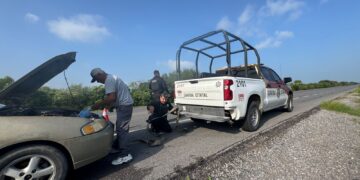 Guardia Estatal auxilia a conductor varado por falla mecánica en carretera de Güémez