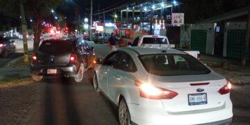 Leve percance vial en el Eje Vial y calle Coahuila deja solo daños materiales